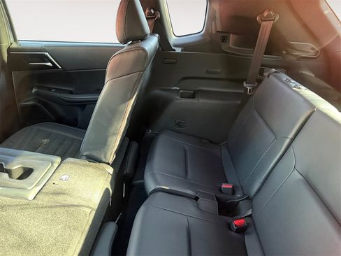 Used 2024 Mitsubishi Outlander SE image 2