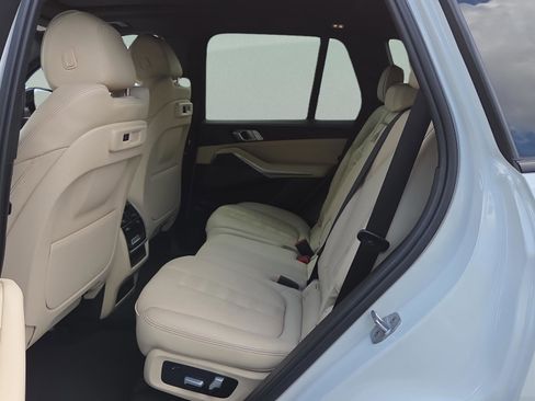 Used 2021 BMW X5 xDrive40i w/ M Sport Package image 12