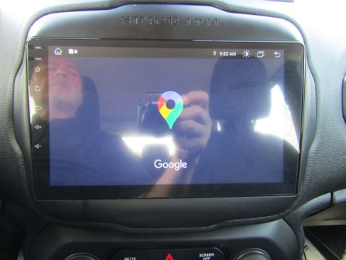 Used 2018 Jeep Renegade Altitude FWD image 24