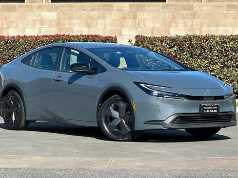 Used 2025 Toyota Prius LE image 2