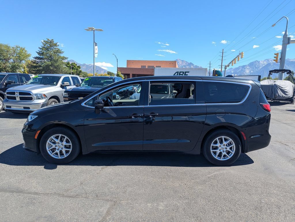 Used 2023 Chrysler Pacifica Touring-L FWD image 8