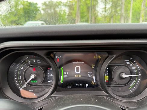 Used 2024 Jeep Wrangler Unlimited Sahara image 11