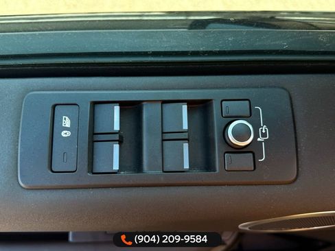 Used 2017 Land Rover Discovery HSE image 13