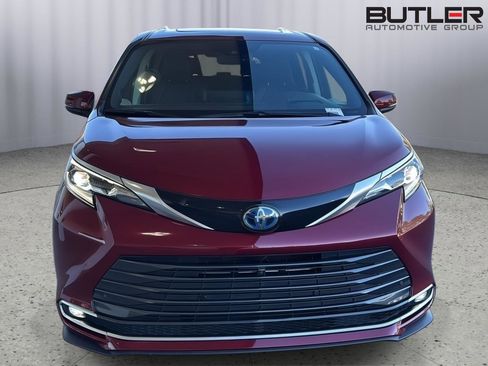 Used 2024 Toyota Sienna Platinum image 7