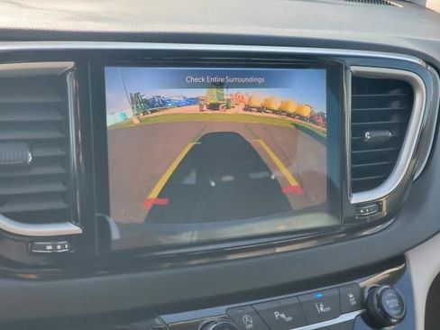 Used 2022 Chrysler Pacifica Touring-L image 26