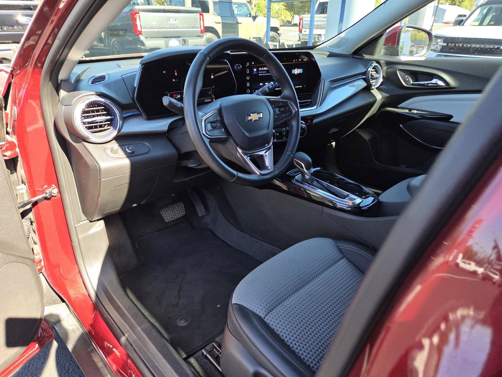 Used 2025 Chevrolet Trax LT w/ LT Convenience Package FWD image 11