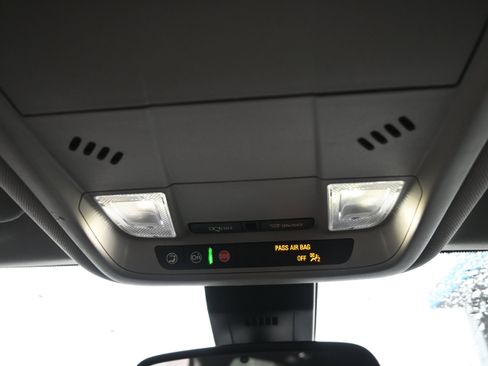 Used 2024 GMC Terrain SLE w/ Driver Convenience Package image 32