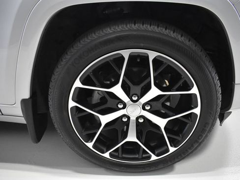 Used 2022 Jeep Grand Cherokee Summit AWD/4WD image 10