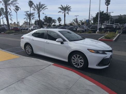 Used 2021 Toyota Camry LE image 29