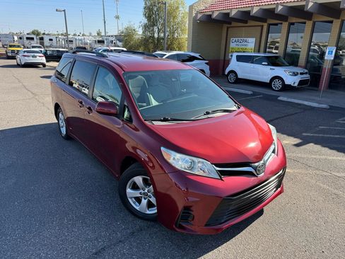 Used 2018 Toyota Sienna LE image 2