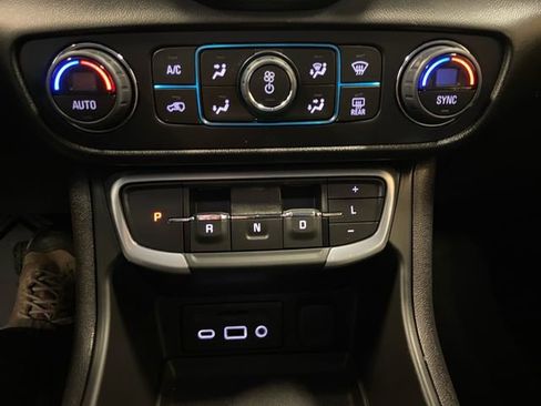 Used 2024 GMC Terrain SLT image 21