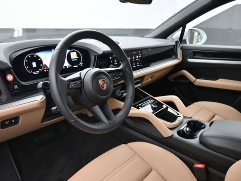 Certified 2025 Porsche Cayenne Coupe AWD/4WD image 4