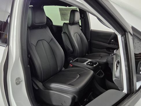 New 2026 Chrysler Pacifica Select FWD image 35
