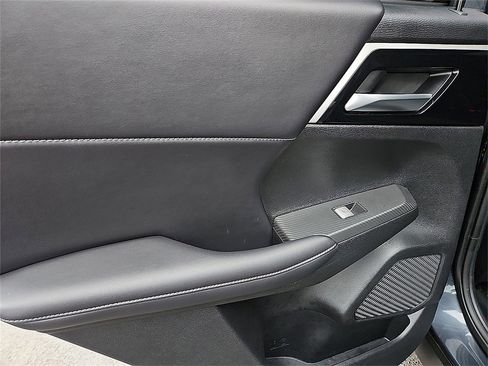 Used 2024 Mitsubishi Outlander SE image 16