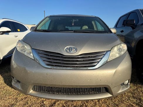 Used 2017 Toyota Sienna XLE w/ XLE Navigation Package FWD image 2