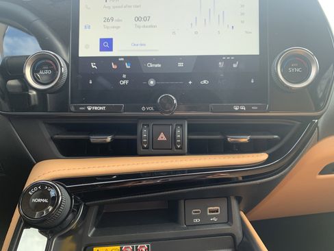 Certified 2025 Lexus NX 250 FWD w/ Towing Package (2000 Lbs) image 29