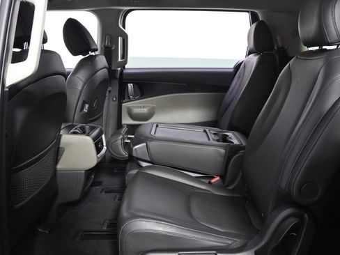 Used 2026 Kia Carnival FWD image 22