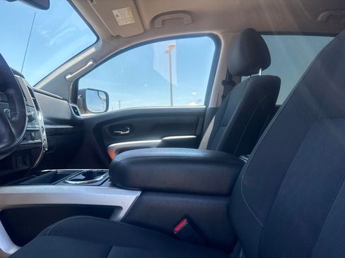 Used 2018 Nissan Titan SV w/ SV Convenience Package RWD image 36