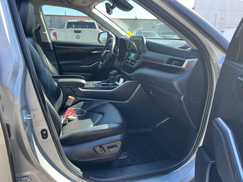 Used 2025 Toyota Highlander XLE AWD/4WD image 31
