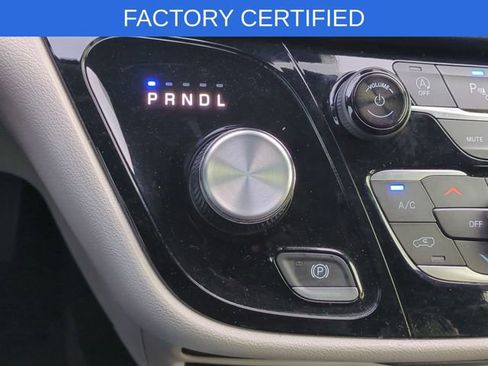 Certified 2024 Chrysler Pacifica Touring-L image 19