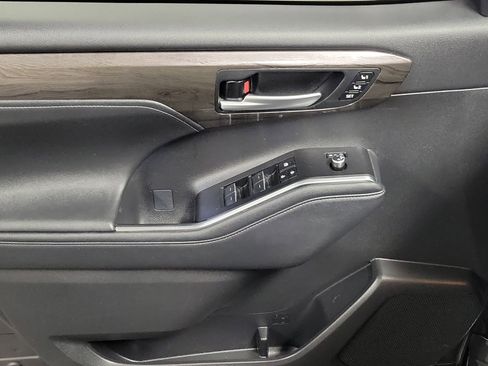 Used 2023 Toyota Highlander Limited image 21