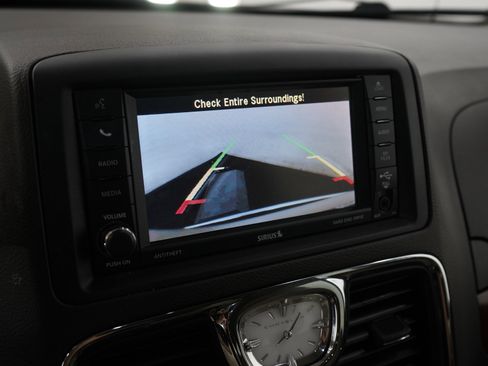 Used 2015 Chrysler Town & Country Touring-L w/ Driver Convenience Group FWD image 24