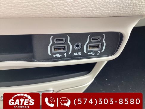 Used 2024 Chrysler Pacifica Limited FWD image 26