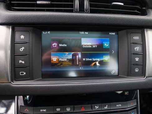 Used 2017 Jaguar XF Premium AWD/4WD image 32
