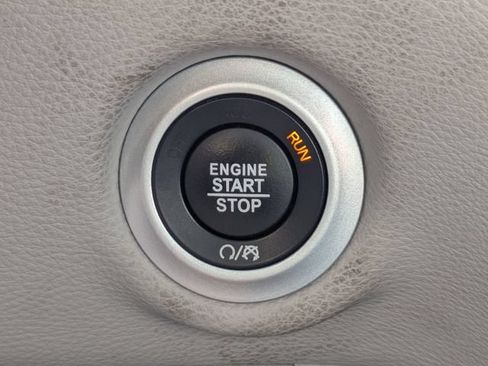 Used 2024 Chrysler Pacifica Limited FWD image 33