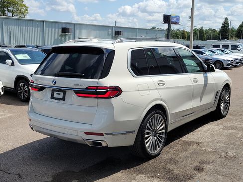 Used 2024 BMW X7 xDrive40i w/ Premium Package AWD/4WD image 3