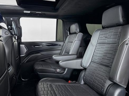 Used 2023 Cadillac Escalade ESV V image 7