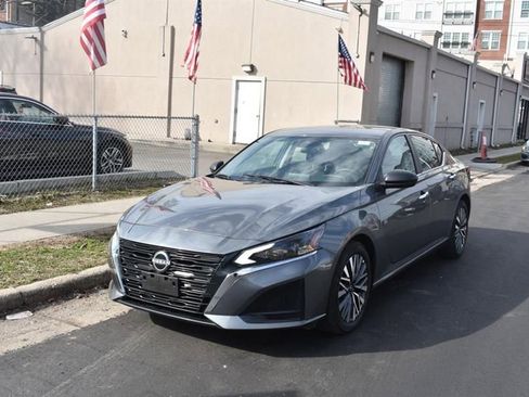Used 2025 Nissan Altima 2.5 SV image 2
