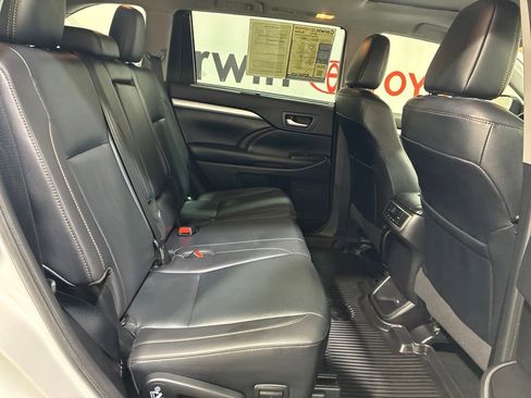 Used 2019 Toyota Highlander XLE w/ Carpet Mat Package (TMS) AWD/4WD image 15