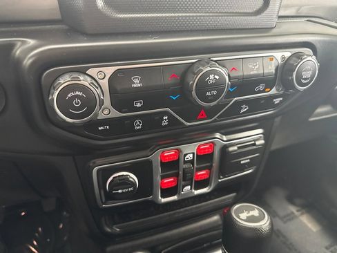 Used 2020 Jeep Wrangler Unlimited Sahara AWD/4WD image 25