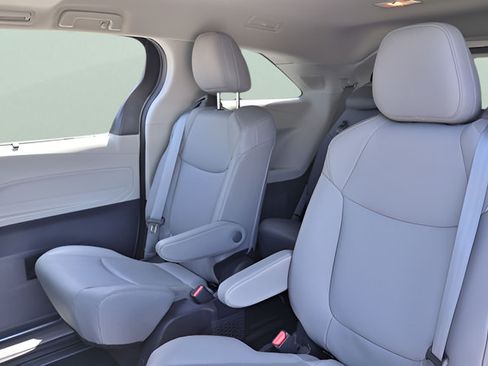 Used 2023 Toyota Sienna XLE w/ XLE Plus Package AWD/4WD image 18