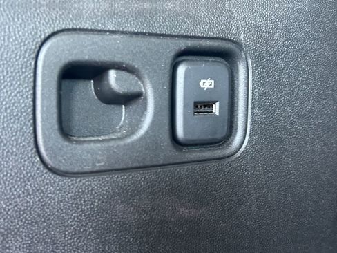 Used 2022 GMC Acadia SLE FWD image 18