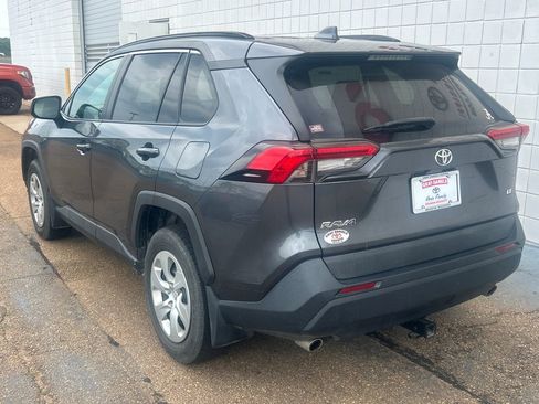 Used 2021 Toyota RAV4 LE FWD image 5