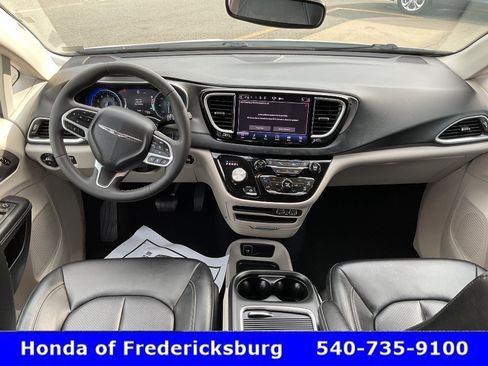 Used 2024 Chrysler Pacifica Touring-L FWD image 43