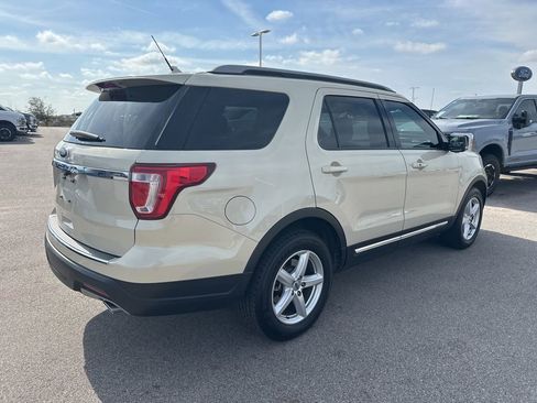 Used 2018 Ford Explorer XLT w/ Equipment Group 201A image 8