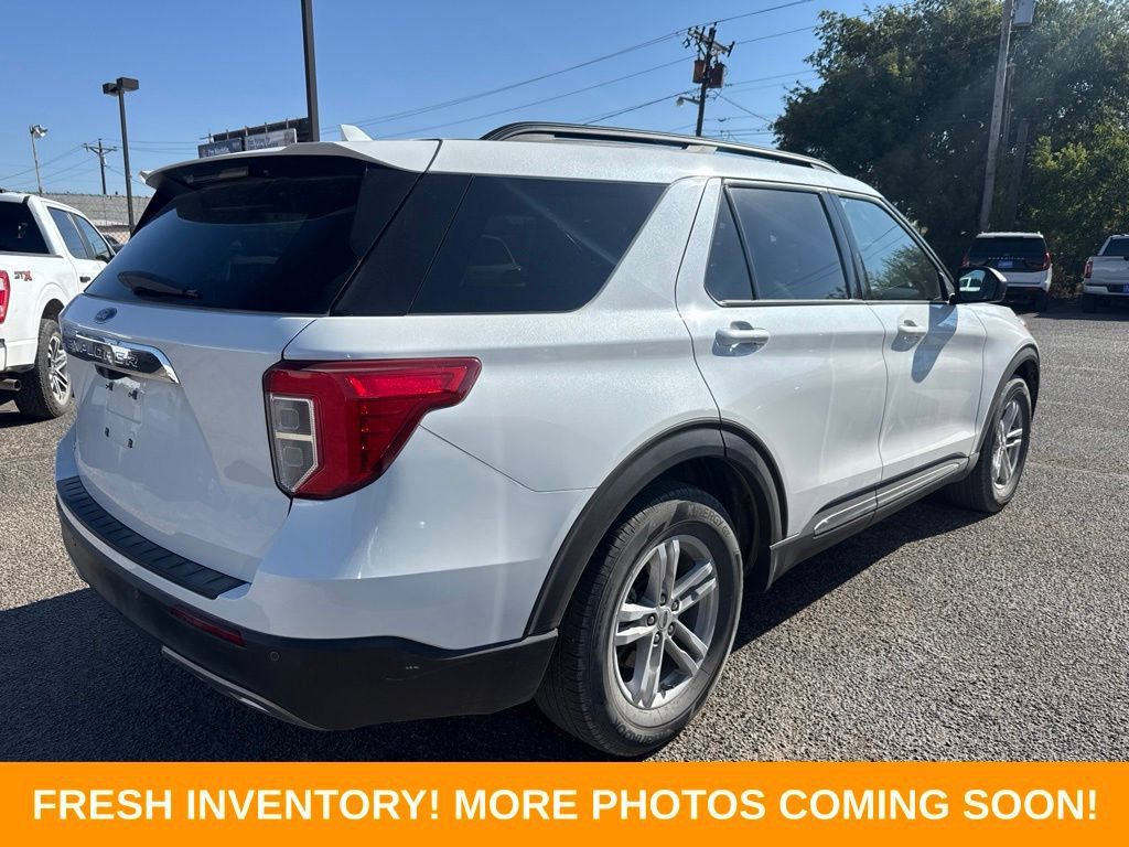 Used 2024 Ford Explorer XLT w/ Equipment Group 202A RWD image 2