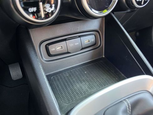 Certified 2022 Hyundai Venue SEL FWD image 20