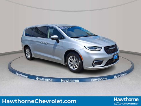 Used 2023 Chrysler Pacifica Touring-L FWD image 1