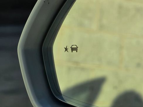 Used 2017 Cadillac XT5 Luxury w/ Driver Awareness Package image 25