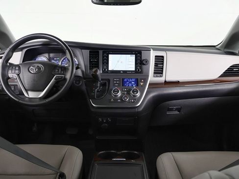 Used 2018 Toyota Sienna Limited image 27