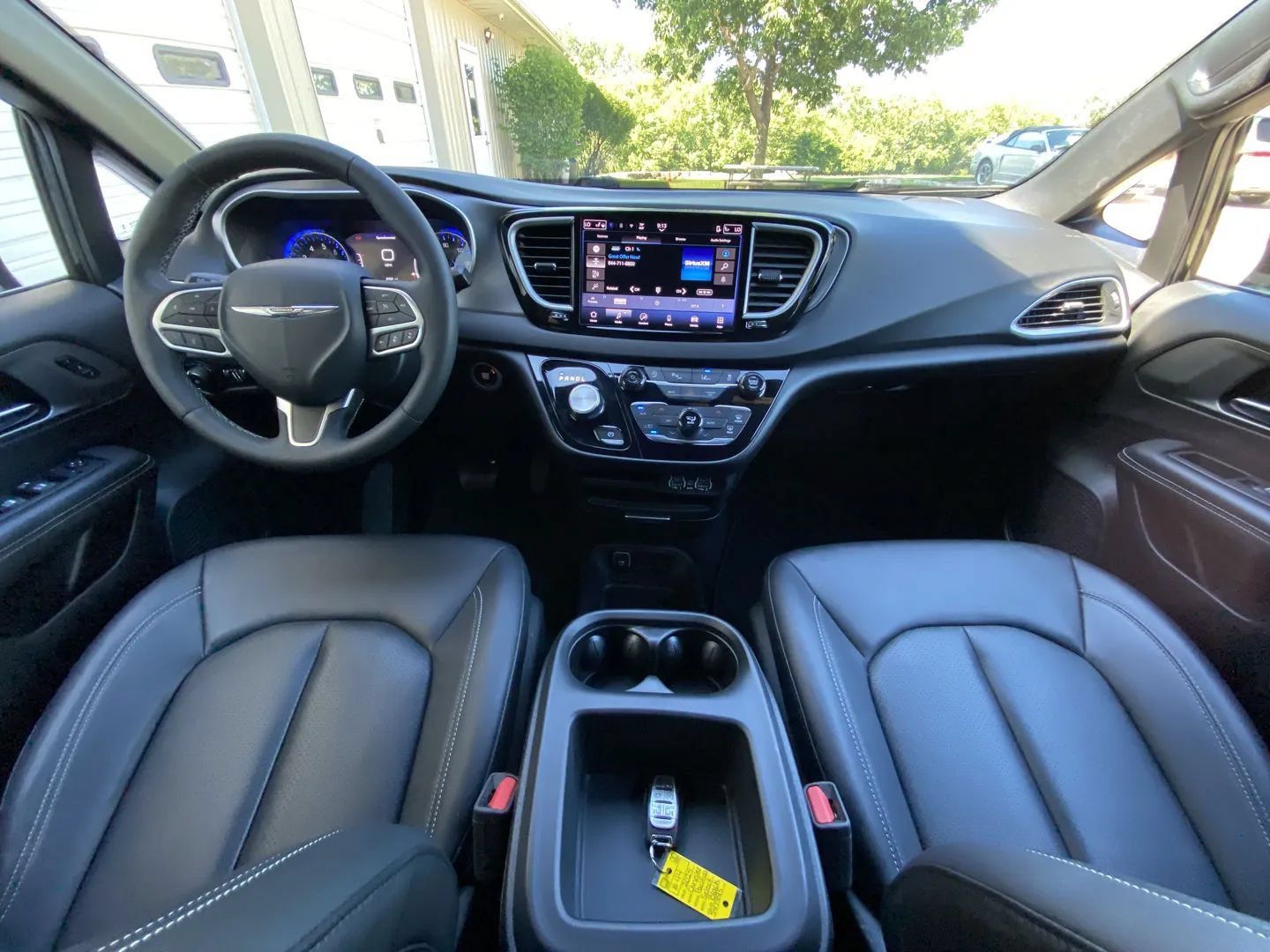 Used 2025 Chrysler Pacifica Select FWD image 14