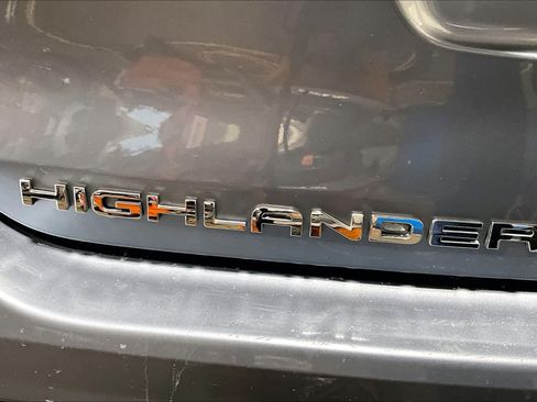 Used 2022 Toyota Highlander XLE AWD/4WD image 10