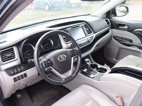 Certified 2017 Toyota Highlander Limited Platinum image 10