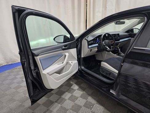 Certified 2025 Volkswagen Jetta SE image 11