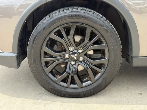 Used 2018 Mitsubishi Outlander ES AWD/4WD image 16