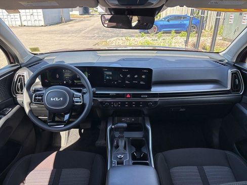 Used 2025 Kia Sorento LX FWD image 11